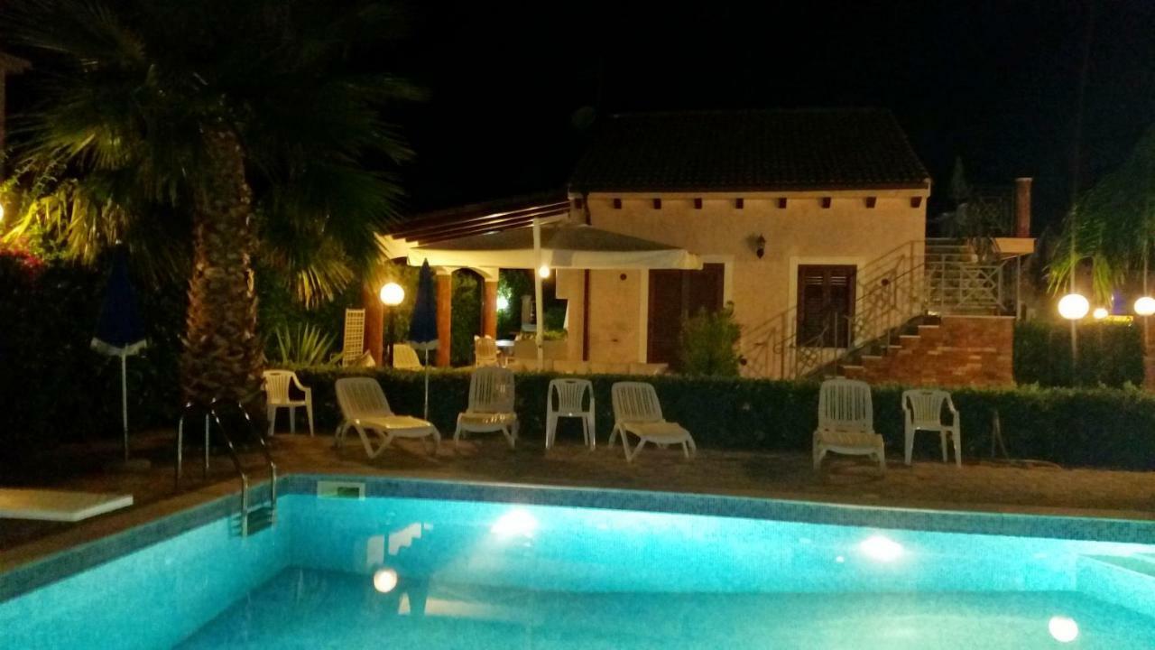 캄포펠리체 디 로첼라 Mansarda Con Vista Piscina 빌라 외부 사진